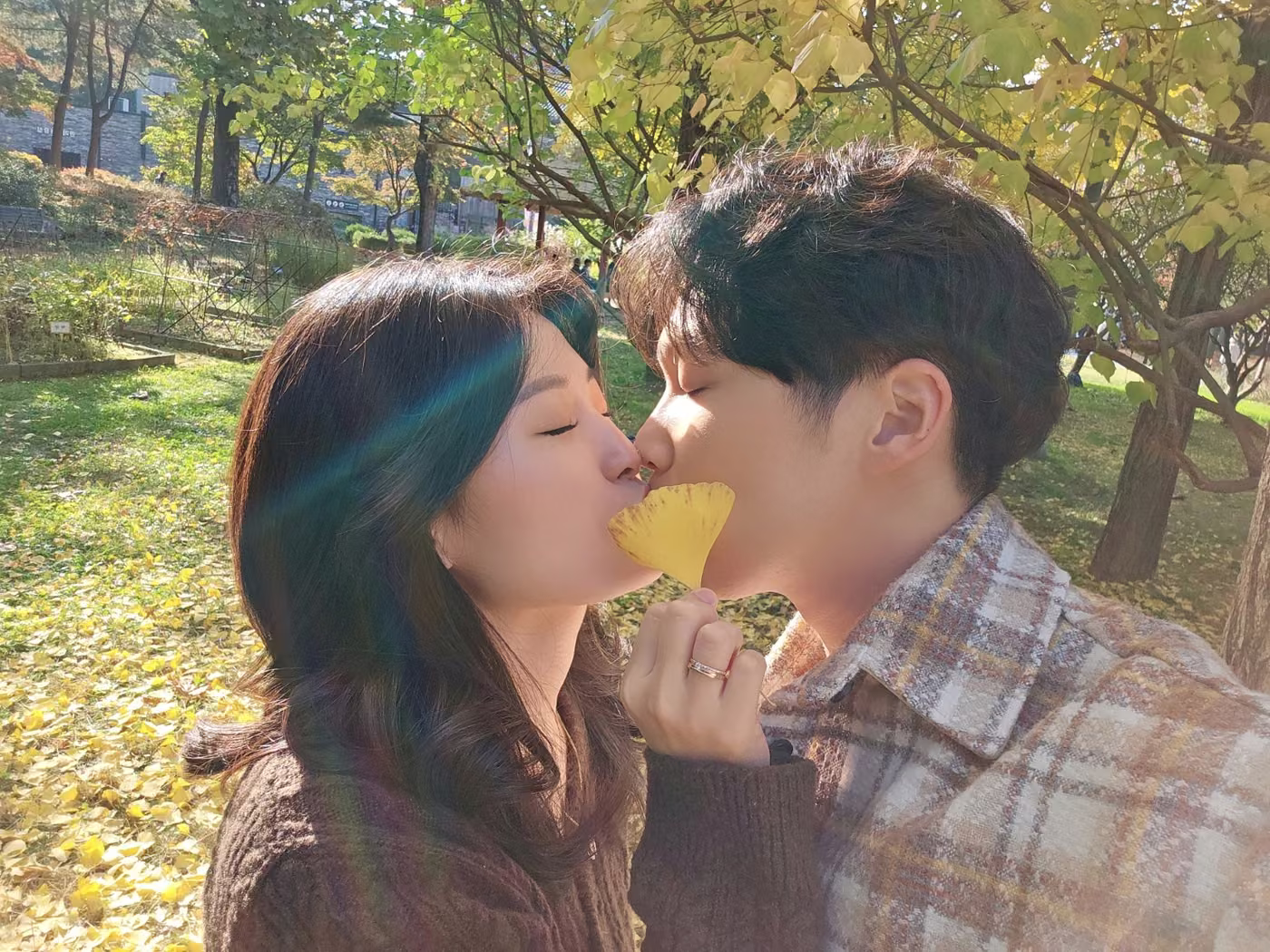가을 나무 아래에서 노란 잎을 사이에 두고 마주 보는 태빈과 지은